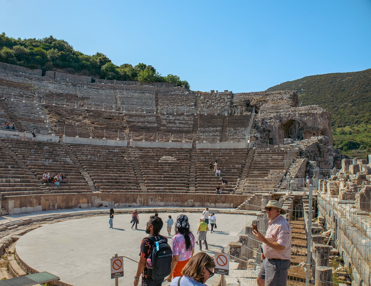 Red-themed concert event